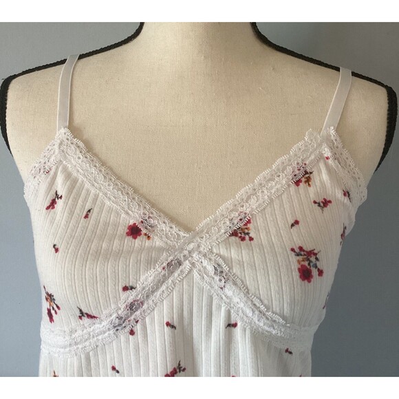 Wild Fable Cream Colored Cropped Tank With Red Flowers & Lace Detail Size Large - Picture 2 of 4